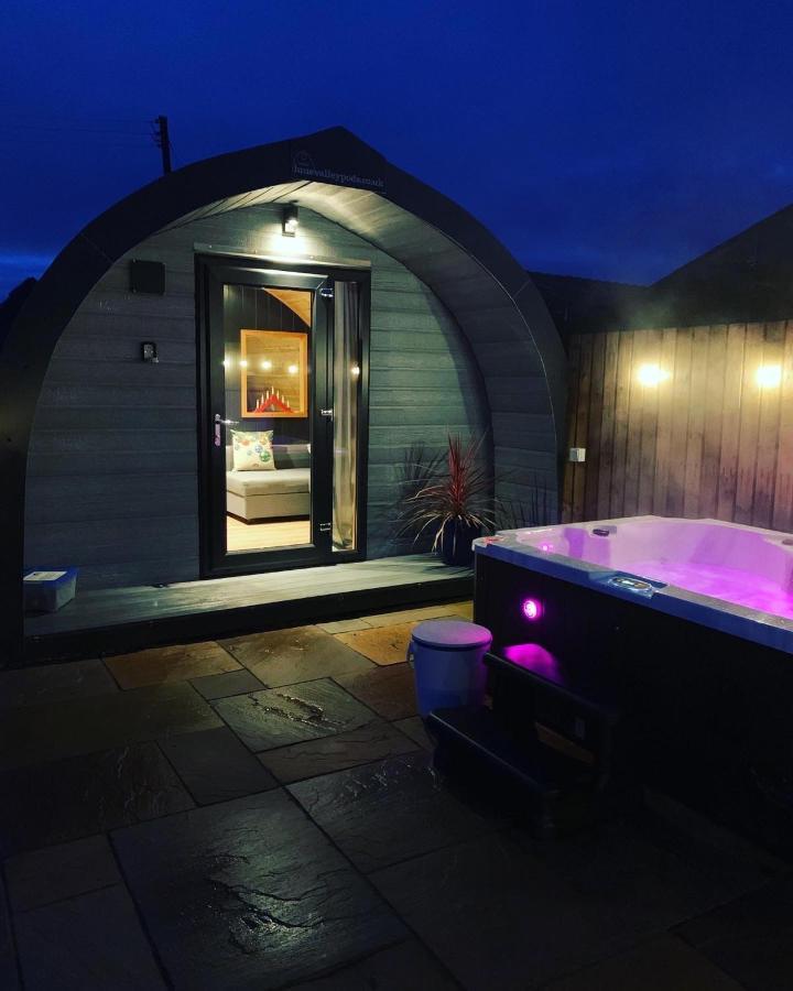 Thistle Pod Farm Stay With Hottub Sleeps 2 Galston  Экстерьер фото